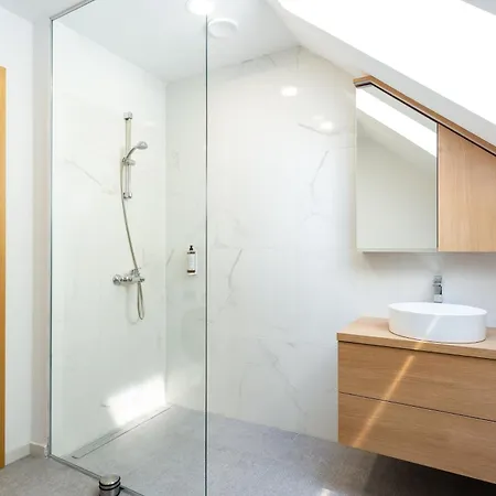 Sunny Escape - With Terrace לאסצה