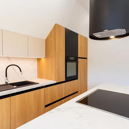 דירה Sunny Escape - With Terrace לאסצה