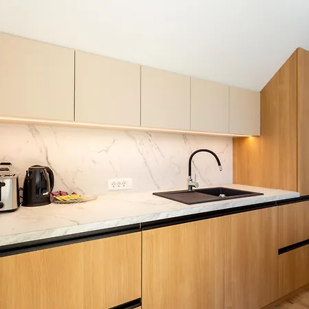 Sunny Escape - With Terrace דירה לאסצה